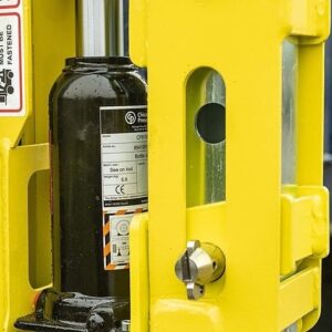 Pieds pour Transbordement d'un Conteneur Maritime - ConFoot CFP avec HydrauliqueSimplifiez le transbordement de vos conteneurs maritimes avec les Pieds ConFoot CFP avec Hydraulique. Ce kit hydraulique est conçu pour offrir une solution efficace et sécurisée pour le levage et le déplacement de conteneurs maritimes. Comprenant 4 supports de jambes avec un système hydraulique intégré, ce kit est parfait pour les opérations logistiques nécessitant une flexibilité et une facilité d'utilisation accrues. Caractéristiques Composants Inclus : Le kit comprend 4 supports de jambes CFP avec système hydraulique intégré, assurant une stabilité et une capacité de levage optimales. Hydraulique Avancée : Équipés de systèmes hydrauliques robustes, ces supports permettent un levage facile et contrôlé des conteneurs, réduisant les efforts manuels et augmentant l'efficacité. Dimensions et Poids de l'Ensemble : Caisse : 120 x 100 x 500 cm Poids : 115-120 kg Conception Modulaire : Les pieds ConFoot CFP sont conçus pour être facilement démontés et transportés, facilitant leur utilisation sur différents sites et opérations. Avantages Facilité d'Utilisation : Le système hydraulique intégré permet un levage simple et efficace des conteneurs, réduisant le besoin de machinerie lourde et minimisant les risques de blessure. Transport et Stockage : Le kit démonté est compact et léger, avec des dimensions de 120 x 100 x 500 cm et un poids total de 115-120 kg, facilitant son expédition et son stockage. Flexibilité et Polyvalence : Idéal pour diverses applications logistiques, ces supports de jambes peuvent être utilisés sur différents types de terrains et dans diverses conditions de travail. Sécurité et Stabilité : Conçus pour offrir une stabilité maximale lors du levage et du transbordement des conteneurs, assurant la sécurité des opérations et des opérateurs. Applications Transport et Logistique : Parfait pour les entreprises de transport et logistique nécessitant des solutions flexibles pour le levage et le déplacement des conteneurs maritimes. Chantiers de Construction : Utilisable sur les chantiers pour déplacer les conteneurs de stockage ou de matériel de manière sécurisée et efficace. Industrie Maritime : Idéal pour les ports et les terminaux maritimes où le transbordement des conteneurs est une activité quotidienne. Optez pour les Pieds pour Transbordement d'un Conteneur Maritime - ConFoot CFP avec Hydraulique et améliorez l'efficacité, la sécurité et la flexibilité de vos opérations de levage et de déplacement de conteneurs. Commandez votre kit aujourd'hui et bénéficiez d'une solution innovante pour vos besoins logistiques. – Image 4