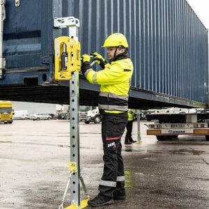 Pieds pour Transbordement d'un Conteneur Maritime - ConFoot CFP avec HydrauliqueSimplifiez le transbordement de vos conteneurs maritimes avec les Pieds ConFoot CFP avec Hydraulique. Ce kit hydraulique est conçu pour offrir une solution efficace et sécurisée pour le levage et le déplacement de conteneurs maritimes. Comprenant 4 supports de jambes avec un système hydraulique intégré, ce kit est parfait pour les opérations logistiques nécessitant une flexibilité et une facilité d'utilisation accrues. Caractéristiques Composants Inclus : Le kit comprend 4 supports de jambes CFP avec système hydraulique intégré, assurant une stabilité et une capacité de levage optimales. Hydraulique Avancée : Équipés de systèmes hydrauliques robustes, ces supports permettent un levage facile et contrôlé des conteneurs, réduisant les efforts manuels et augmentant l'efficacité. Dimensions et Poids de l'Ensemble : Caisse : 120 x 100 x 500 cm Poids : 115-120 kg Conception Modulaire : Les pieds ConFoot CFP sont conçus pour être facilement démontés et transportés, facilitant leur utilisation sur différents sites et opérations. Avantages Facilité d'Utilisation : Le système hydraulique intégré permet un levage simple et efficace des conteneurs, réduisant le besoin de machinerie lourde et minimisant les risques de blessure. Transport et Stockage : Le kit démonté est compact et léger, avec des dimensions de 120 x 100 x 500 cm et un poids total de 115-120 kg, facilitant son expédition et son stockage. Flexibilité et Polyvalence : Idéal pour diverses applications logistiques, ces supports de jambes peuvent être utilisés sur différents types de terrains et dans diverses conditions de travail. Sécurité et Stabilité : Conçus pour offrir une stabilité maximale lors du levage et du transbordement des conteneurs, assurant la sécurité des opérations et des opérateurs. Applications Transport et Logistique : Parfait pour les entreprises de transport et logistique nécessitant des solutions flexibles pour le levage et le déplacement des conteneurs maritimes. Chantiers de Construction : Utilisable sur les chantiers pour déplacer les conteneurs de stockage ou de matériel de manière sécurisée et efficace. Industrie Maritime : Idéal pour les ports et les terminaux maritimes où le transbordement des conteneurs est une activité quotidienne. Optez pour les Pieds pour Transbordement d'un Conteneur Maritime - ConFoot CFP avec Hydraulique et améliorez l'efficacité, la sécurité et la flexibilité de vos opérations de levage et de déplacement de conteneurs. Commandez votre kit aujourd'hui et bénéficiez d'une solution innovante pour vos besoins logistiques. – Image 5